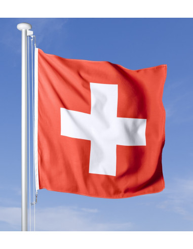 Schweizer Fahne kaufen, wehend am Fahnen Masten, im Hintergrund blauer Himmel
