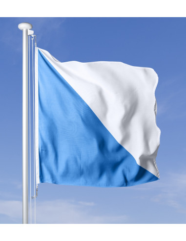 Zürcher Fahne im Wind wehend am Fahnen-Mast, im Hintergrund blauer Himmel