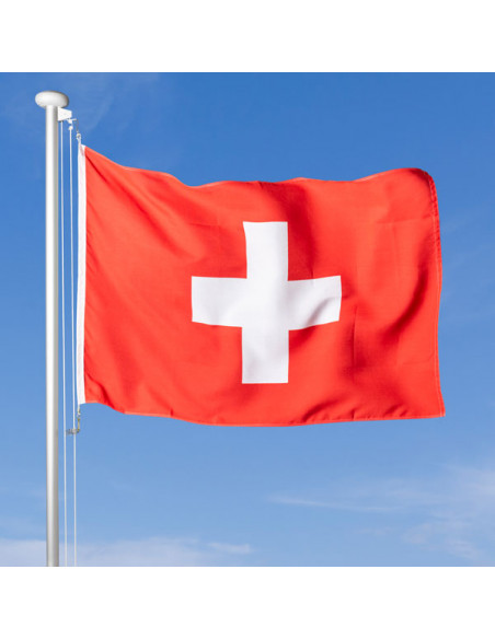 Schweizer Fahne im Wind wehend am Fahnen-Mast, im Hintergrund blauer Himmel