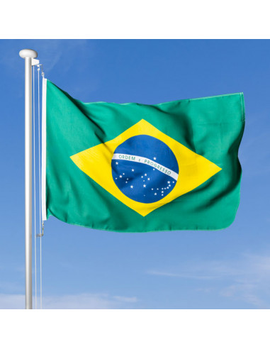 drapeau Brésil flottant au vent sur le mât, ciel bleu en arrière-plan