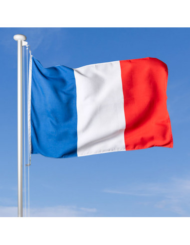 Frankreich Fahne im Wind wehend am Fahnen-Mast, im Hintergrund blauer Himmel