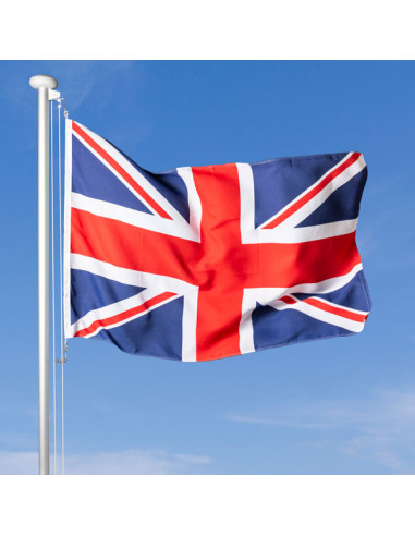 drapeau Grande-Bretagne flottant au vent sur le mât, ciel bleu en arrière-plan