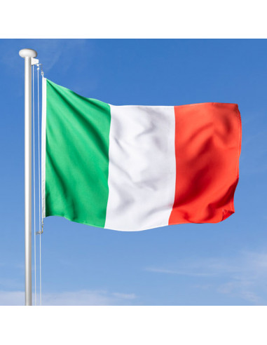 drapeau Italie flottant au vent sur le mât, ciel bleu en arrière-plan