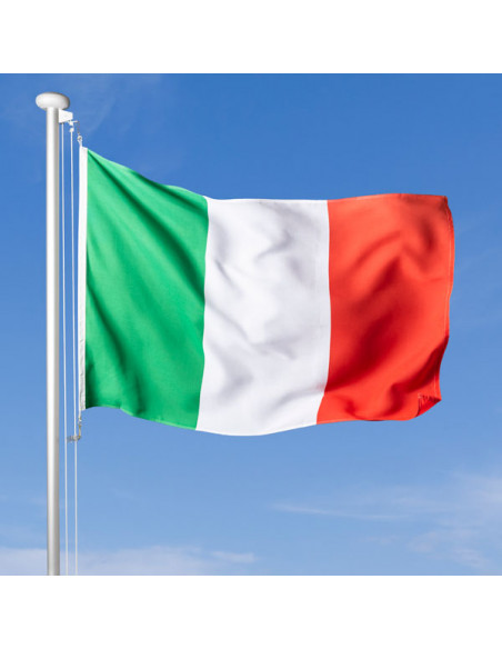 Italien Fahne im Wind wehend am Fahnen-Mast, im Hintergrund blauer Himmel