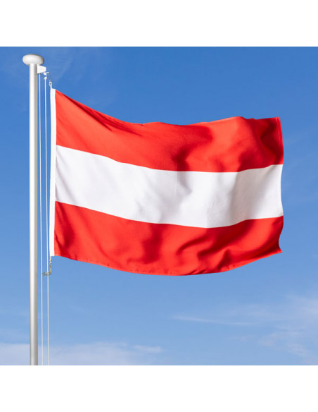 bandiera Austria che sventola al vento sul pennone, cielo blu sullo sfondo