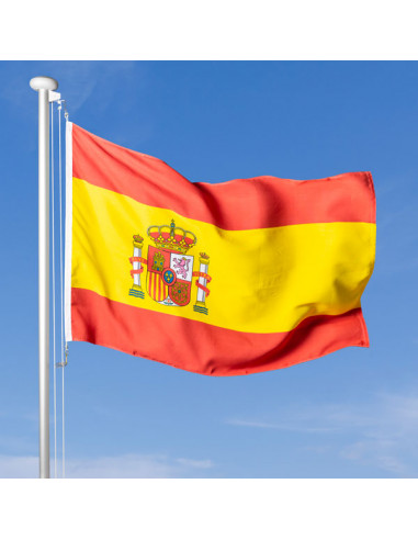 Spanien Fahne im Wind wehend am Fahnen-Mast, im Hintergrund blauer Himmel