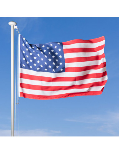 USA Fahne im Wind wehend am Fahnen-Mast, im Hintergrund blauer Himmel